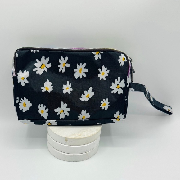 Daisy Makeup Cosmetic Wristlet - Picture 3 of 5